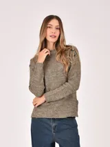Buzo de tejido de punto color verde oliva, con cuello redondo y botones decorativos en los hombros. Presenta un tejido jaspeado con puntos claros.