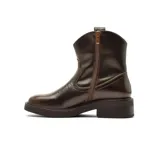 Bota corta estilo western de cuero color marrón oscuro, con costuras decorativas en el empeine, tiradores laterales y suela de goma con plataforma baja.