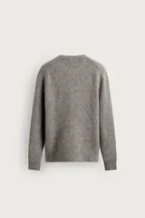 Sweater de punto color beige, de corte relajado, con cuello redondo y diseño texturizado en estructura waffle.