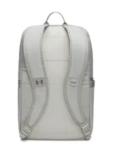 Mochila Under Armour de diseño funcional, confeccionada en poliéster resistente con tecnología UA Storm repelente al agua. Presenta un compartimento principal amplio con espacio acolchado para portátil, bolsillo frontal con cierre y solapa con hebilla ajustable, y bolsillos laterales. Incluye correas ergonómicas ajustables y placa de silicona con el logo de la marca.