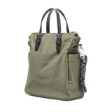 Cartera tipo tote color verde oliva, confeccionada en material sintético con detalles en negro. Cuenta con doble asa superior, correa ajustable extraíble, bolsillos frontales con cierre y logo metálico circular en la parte superior.