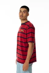 Remera de jersey liviano 100% algodón premium, a rayas horizontales rojas y azul marino con logo Vernal en verde ácido.