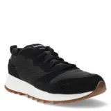 Championes urbanos Merrell modelo Alpine 83, color negro con detalles en blanco y suela de goma color caramelo. Presentan una combinación de materiales textiles y gamuza, con cierre de cordones y logo de la marca en la lengüeta.