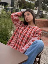 Sweater oversize de tejido de punto de algodón y lurex, con diseño estampado que combina flores, rayas verticales y lunares, cuello redondo y mangas largas.