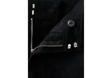 Jeans de corte wide leg y tiro medio de color negro, con diseño clásico de cinco bolsillos y presillas para cinturón.