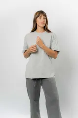 Remerón de algodón color beige, con diseño oversize, cuello redondo, mangas cortas amplias y hombros caídos.