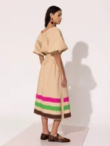 Vestido midi color beige con escote off-shoulder, mangas cortas abullonadas y falda acampanada con estampado de franjas horizontales en colores fucsia, verde y marrón. Incluye cinturón con hebilla.
