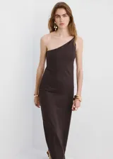 Vestido largo marrón, de diseño asimétrico con un solo hombro y corte entallado.