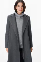 Tapado de paño en color gris oscuro, con solapas clásicas, corte recto y bolsillos laterales integrados.