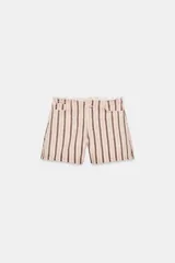 Shorts de denim de tiro bajo con diseño de rayas verticales en tonos rosado y marrón, cinco bolsillos, cierre frontal con cremallera y botón, y detalle de cintura desflecada.