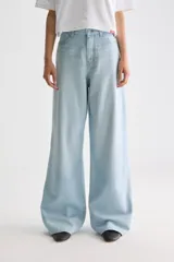 Jean de tiro medio y perneras amplias, confeccionado en denim rígido color celeste con detalles de strass aplicados en el delantero.