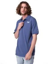 Remera polo Caterpillar de manga corta, color azul, con cuello clásico, cierre frontal con botones y el logo de la marca estampado en el pecho.