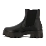 Bota de caña baja color negro, con elásticos laterales y suela track.