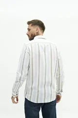 Camisa de manga larga de lino y algodón, color blanco con rayas verticales en tonos gris y beige. Presenta un corte semi slim y un pequeño logo bordado en el pecho.