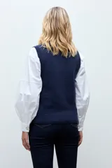 Chaleco tejido de punto con cuello redondo y diseño sin mangas, ideal para superposiciones.