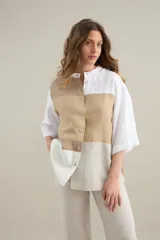 Camisa de lino de calce relajado, con cuello mao, mangas cortas y recortes que combinan tonos blanco y beige.