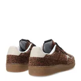 Championes de mujer con capellada texturada de pelo sintético con estampado de leopardo. Presentan cordones negros, detalles laterales en material sintético blanco y suela de goma color caramelo.