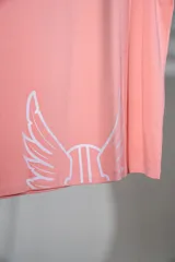 Musculosa de algodón elastizado color rosa con logo de la marca estampado en el pecho.