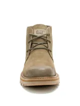 Bota Caterpillar modelo Grader Chukka de color beige, confeccionada en gamuza, con diseño de caña baja, cordones frontales y suela de goma tractorada.