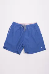 Short de baño color rosado, con cintura elástica y cordón ajustable. Cuenta con dos bolsillos laterales, un bolsillo trasero y suspensor interno.