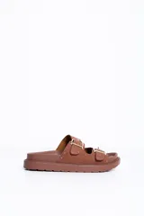 Sandalias de dos tiras en color camel con hebillas metálicas doradas y tachas decorativas, de suela plana y anatómica.