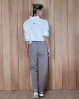 Pantalón de jean de corte recto y tiro medio, en color gris oscuro con efecto lavado. Presenta cierre frontal con botón y bolsillos laterales y traseros.