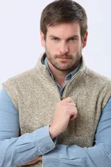 Chaleco de felpa en color azul, con cierre frontal completo, cuello alto y bolsillo vertical en el pecho.