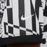 Camiseta de fútbol Nike en blanco y negro con estampado abstracto, cuello en V y mangas cortas con puños acanalados.