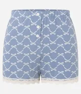 Short de pijama confeccionado en viscosa de color celeste con estampa de lacitos blancos y detalle de encaje en el ruedo.