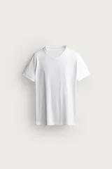 Camiseta blanca de corte relajado, con cuello en V y mangas cortas.
