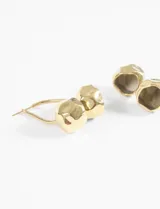 Aros colgantes plateados de acero quirúrgico hipoalergénico con forma de argolla y dije de cuentas facetadas.