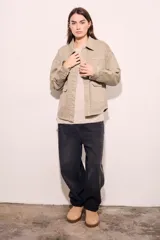 Sobrecamisa color beige de algodón con bordados en cuello, solapa, cierre y puños.