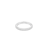 Anillo plateado con banda completa de brillantes chatones.