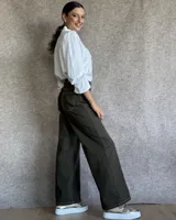 Pantalón de jean estilo wide leg con costuras verticales frontales, tiro alto y bolsillos laterales.