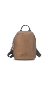 Mochila de símil cuero color negro, con asa de mano superior y correas regulables para llevar al hombro. Presenta cierre principal curvo en la parte superior y un bolsillo oculto en la espalda. Incluye llaveros colgantes decorativos en el tirador del cierre principal.