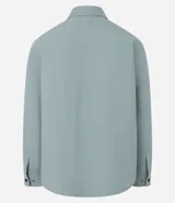 Camisa manga larga de sarga en color verde militar, con cuello inglés, cierre frontal de botones negros y dos bolsillos con solapa en el pecho.