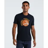 Remera negra de manga corta con cuello redondo y estampado circular en el centro del pecho con el logo de Original Penguin en color naranja.