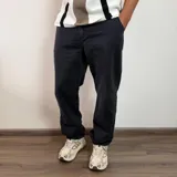 Jean baggy negro con lavado desgastado, tiro medio y corte holgado.