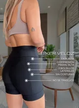 Short tipo biker de color negro con faja alta de compresión media/alta. Cuenta con bolsillos laterales, diseño sin costuras y tejido opaco que no se trasluce. Incluye forro interno diseñado para utilizar sin ropa interior.
