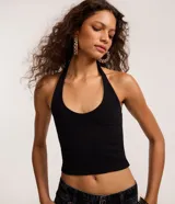 Blusa negra de punto roma, con diseño de cuello halter y espalda descubierta.