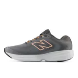 Championes de running New Balance modelo 411 v4, color gris con logo lateral en tono rosado. Presentan una capellada de malla transpirable, cordones al tono con detalles en naranja y una suela de EVA blanca con refuerzos de caucho para mayor amortiguación y tracción.