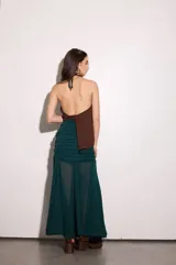 Top de gasa color verde esmeralda con tirantes finos cruzados en la espalda y corte fluido en el pecho.