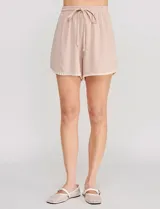 Short de tiro alto color beige, confeccionado en mezcla de lino y viscosa, con cintura elastizada y detalles bordados en el ruedo.
