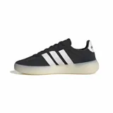 Championes Adidas modelo Barreda Decode, con diseño retro inspirado en el estilo clásico de las gradas. Presentan una parte superior que combina ante y nailon en color negro, con las icónicas tres tiras laterales en blanco y puntera en forma de T. Incluyen una suela tipo cupsole de goma traslúcida que aporta un toque contemporáneo.