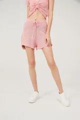 Short tejido a crochet color rosado, con cintura elástica y cordón ajustable.