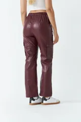 Pantalón cargo negro engomado de corte recto con bolsillos laterales.