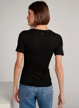 Remera negra de tejido de punto, corte ajustado, escote en V y mangas cortas.