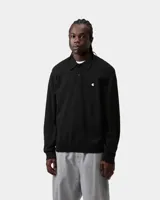 Sweater tejido de manga larga Carhartt WIP, modelo L/S Madison Polo, de color negro con cuello polo, cierre frontal de dos botones y el logo bordado en blanco en el pecho.
