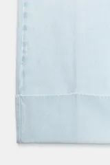 Jeans de tiro bajo con pernera recta y bajo con vuelta. Presenta bolsillos delanteros, bolsillos de plastrón en la parte trasera y cierre frontal con cremallera y botones.