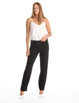 Pantalón sastrero de corte recto confeccionado en crepé negro, de diseño pull-on con apliques metálicos dorados en los laterales de la cintura. Cuenta con bolsillos laterales simulados y pinzas traseras de entalle.
